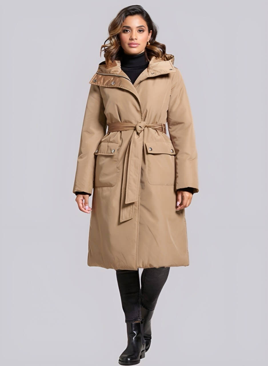 Gabán largo duquesa de cinturón elegante mujer en color beige, con detalles de calidad y diseño moderno.