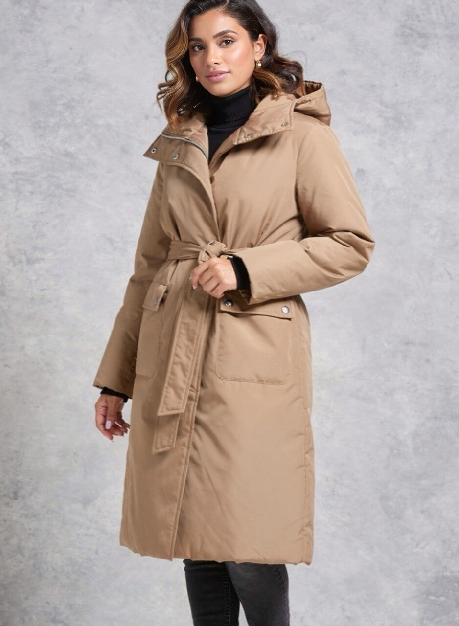 Gabán largo duquesa de cinturón elegante mujer en color beige, mostrando elegancia y estilo.