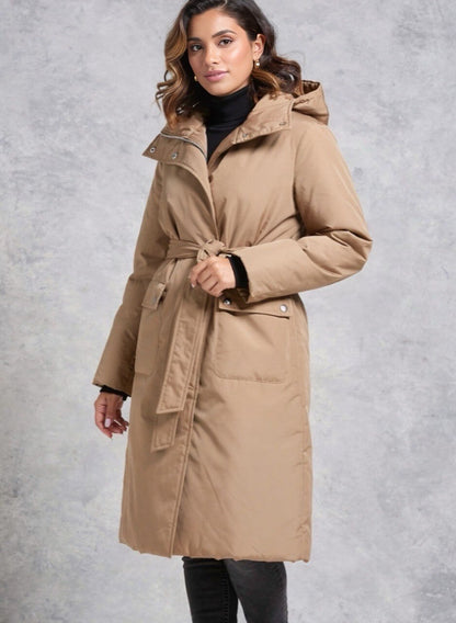Gabán largo duquesa de cinturón elegante mujer en color beige, mostrando elegancia y estilo.