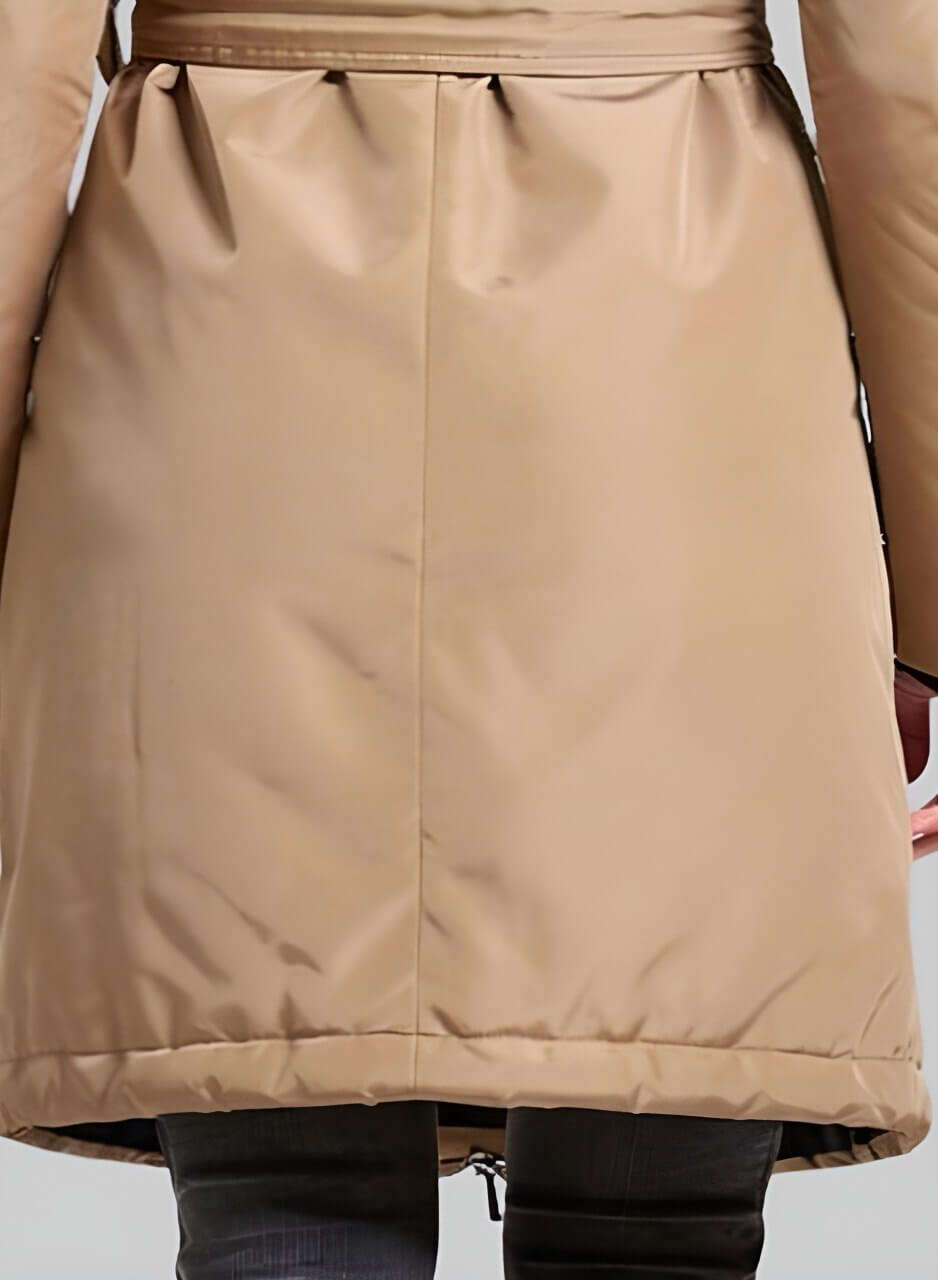 Gabán largo duquesa de cinturón elegante mujer visto desde atrás en color beige.